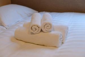 东京The Light Inn - Vacation STAY 94706的两条滚毛巾(放置在床上)
