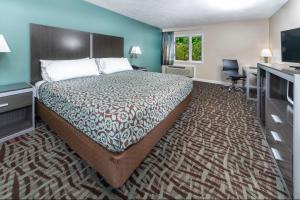 BridgePointe Inn & Suites by BPhotels, Council Bluffs, Omaha Area客房内的一张或多张床位