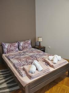 苏博蒂察Kata's Place的卧室内的一张带两个枕头的床