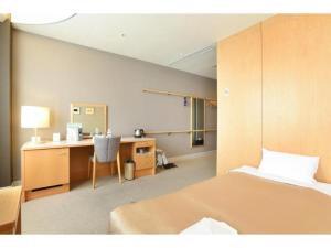 岐阜Hotel Grand Vert Gizan - Vacation STAY 95364的酒店客房配有书桌、床和书桌。