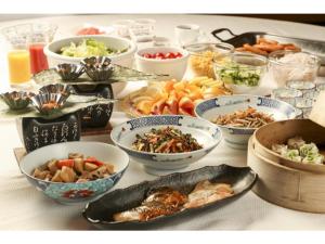 岐阜Hotel Grand Vert Gizan - Vacation STAY 95364的一张桌子上放着许多碗食物