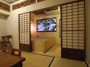 东京New Art Building - Vacation STAY 95699的一间配有电视的房间和一间带桌子的房间