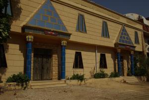 卢克索Pyramids Luxor Hotel & SPA的一座有蓝色柱子和门的建筑