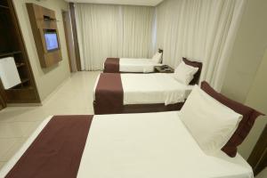 巴西利亚巴西利亚海滨大道活动酒店的酒店客房设有两张床和电视。