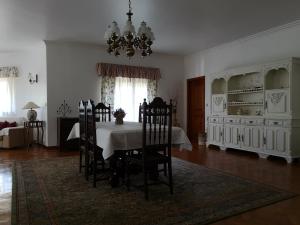 FormigaisCasal do Morgado, country house to relax的一间带桌椅和吊灯的用餐室