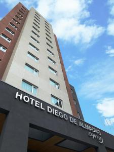 特木科Hotel Diego de Almagro Temuco Express的大楼前方的迪斯科斯德阿纳海姆酒店