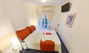 米娜克拉韦罗卡萨布兰卡酒店的一间卧室配有一张带橙色和白色棉被的床