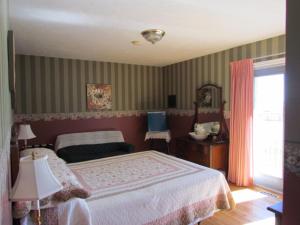 好望角Shepody Bay Inn的一间卧室设有一张大床和一个窗户。