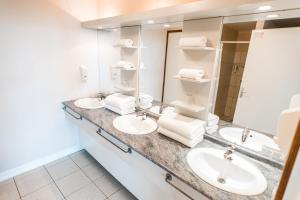 帕皮提塔希提岛机场汽车旅馆的浴室设有2个水槽和2面镜子