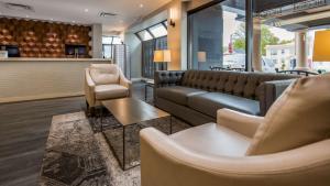 尼亚加拉瀑布贝斯特韦斯特升级卡恩罗夫特酒店的带沙发、椅子和桌子的等候室
