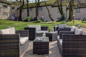 贝里贝斯特韦斯特宝号特酒店加休闲俱乐部的庭院里摆放着一组藤椅和桌子