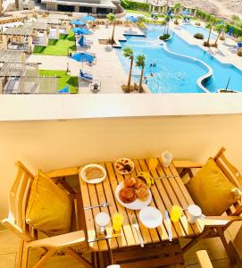 赫尔格达Luxury Hurghada Self-Catering Apartments & Studios, Al Dau Heights的餐桌,享有泳池美景