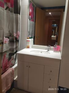 梅基嫩萨TU CASA EN MEQUINENZA CON WIFI的浴室设有白色水槽和镜子