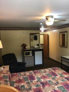 内布拉斯加城内布拉斯加市豪华汽车旅馆的酒店客房带一张床和一个厨房