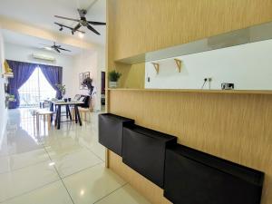普崇Skypod Residence Puchong的厨房以及带用餐室的客厅。