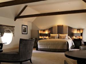 Heddon on the Wall克鲁斯之家酒店的卧室配有一张床和一张桌子及椅子