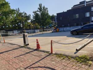全州市德兰切旅舍新楼的停车场里一条有橙色锥形和汽车的街道