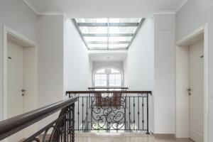 马林斯卡Luxury apartments Vila Carissa的白色客房的天窗,设有楼梯