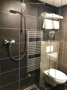 维什科夫Hotel Atrium的带淋浴和卫生间的浴室