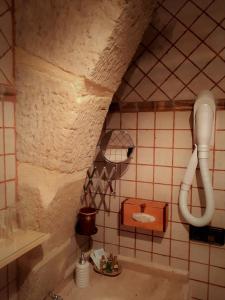 Baños de Rioja托雷富尔特S.XIII中世纪乡村旅馆的带淋浴和盥洗盆的浴室