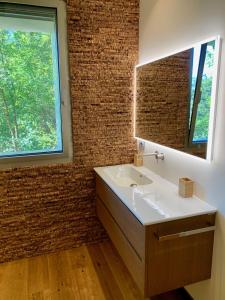 阿夸拉尼亚La Forestale Luxury Ecolodge B&B Primo Piano的一间带水槽和镜子的浴室