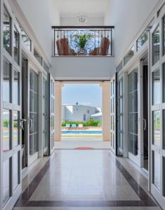 马林斯卡Luxury Rooms Vila Carissa的一个带玻璃门的走廊,享有游泳池的景色