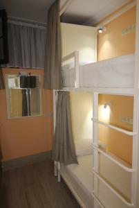 巴统Hostel Jeal的客房设有两张双层床和镜子