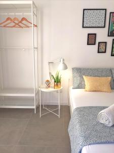 巴勒莫Casa Pirri的一间卧室配有一张床和一张带台灯的桌子