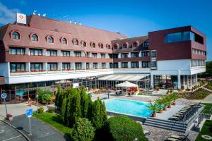 索普隆索普朗酒店的大楼前设有游泳池的酒店