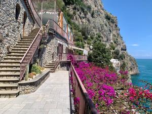 弗洛里Villa Le Baste的海边的楼梯和花朵