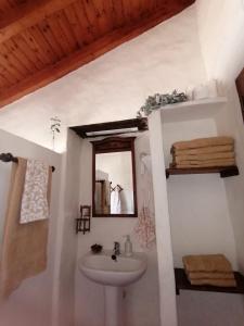 摩亚Vv LOS SENDEROS FONTANALES的一间带水槽和镜子的浴室