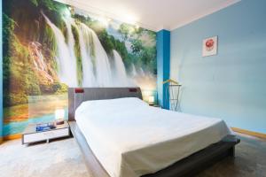 雷阿尔城Hostal Frasca by Vivere Stays的一间卧室,配有瀑布的画作