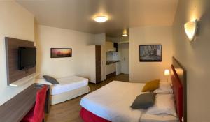 昆西苏斯纳特瓦尔塞纳尔特第一大道酒店的酒店客房设有两张床和一台平面电视。