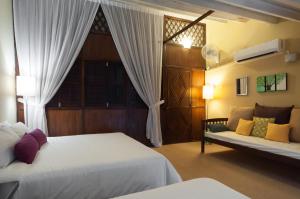 乔治市卡尔纳万旅馆的一间卧室设有两张床、一个窗口和一张沙发