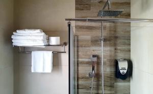 阿尔啼Hostal Boutique Casa del Mar Altea的浴室设有玻璃淋浴间和毛巾