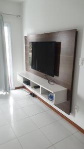 卡波布里奥Apto temporada Cabo Frio的客厅的台面上配有平面电视