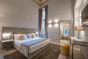 罗马万神殿露台花园酒店的一间带大床的卧室和一间浴室