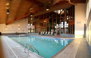 格兰福克福克斯科盟大酒店的大型建筑中的大型游泳池