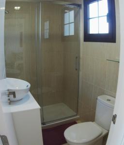 卡勒达德福斯特Castillo Sol Bungalow的带淋浴、卫生间和盥洗盆的浴室
