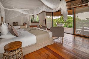 KangulumiraLemala Wildwaters Lodge的一间带两张床的卧室和一间带浴缸的浴室