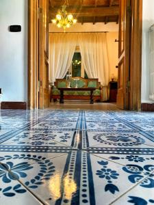 PatricaDIMORA MARELLA Patrica - Frosinone的客厅铺有蓝色和白色的瓷砖地板。