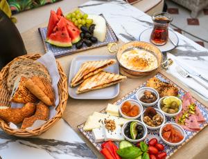 安塔利亚KIANA KALEİÇİ的一张桌子,上面摆放着各种面包和小吃