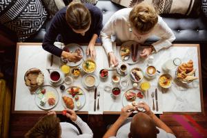 苏黎世Hotel Europe的一群坐在桌子旁吃食物的人