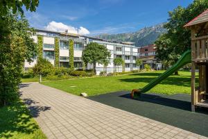 因特拉肯Hotel Artos Interlaken的大楼前带滑梯的游乐场