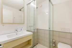 托斯恩斯不来梅港北海海岸中心公园酒店的一间带水槽和玻璃淋浴的浴室