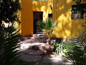塞提法特玛奥博尔德利奥酒店的一座建筑前的庭院,庭院里摆放着椅子和植物
