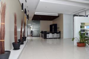 科威特Code Housing - Fintas - family only的楼内带有盆栽的走廊