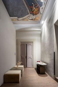 罗马理发师酒店的天花板和天花板绘画的房间