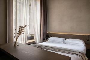 罗马理发师酒店的酒店客房设有床和窗户。