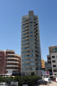 科威特Code Housing - Fintas - family only的停车场内有车辆停放的高楼